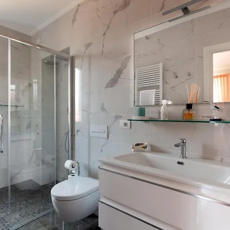 Sleeps 7 Pool Air Con Wifi Villa Oliveto Lario